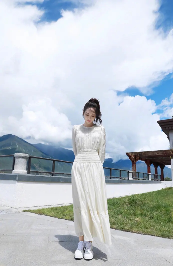 气质女明星王霏霏长裙性感写真  第5张