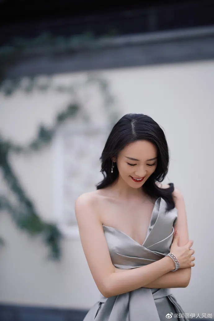 优雅女人童瑶知性时尚写真  第4张