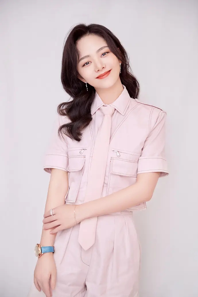 谭松韵显得娇小可爱美女图片  第3张