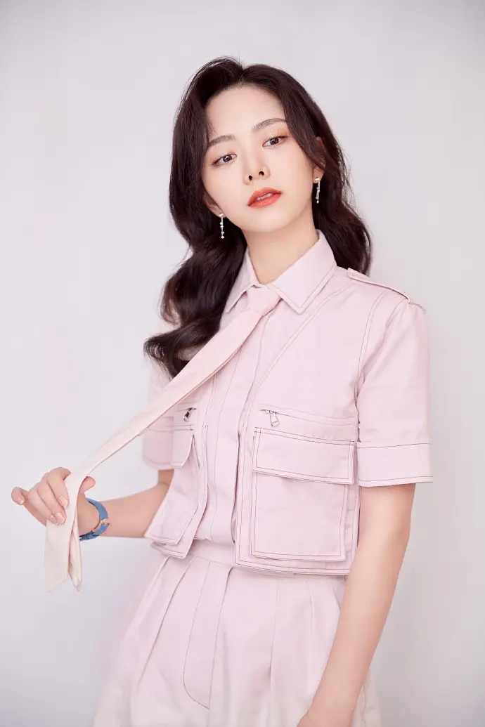 谭松韵显得娇小可爱美女图片  第4张