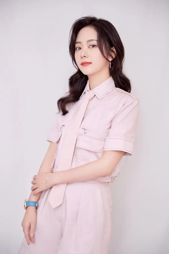 谭松韵显得娇小可爱美女图片  第5张