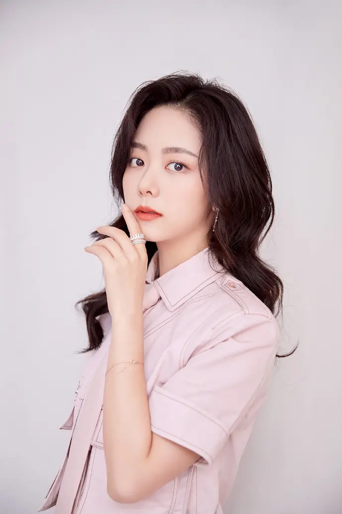 谭松韵显得娇小可爱美女图片  第6张