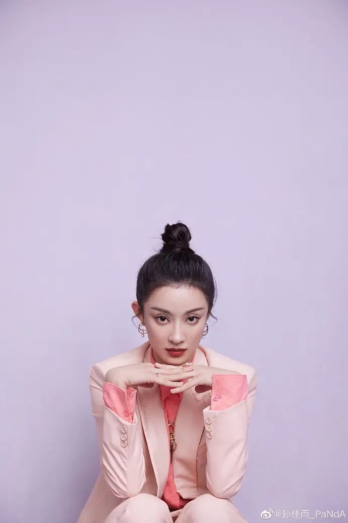 干练女人孙佳雨时尚霸气图片  第1张