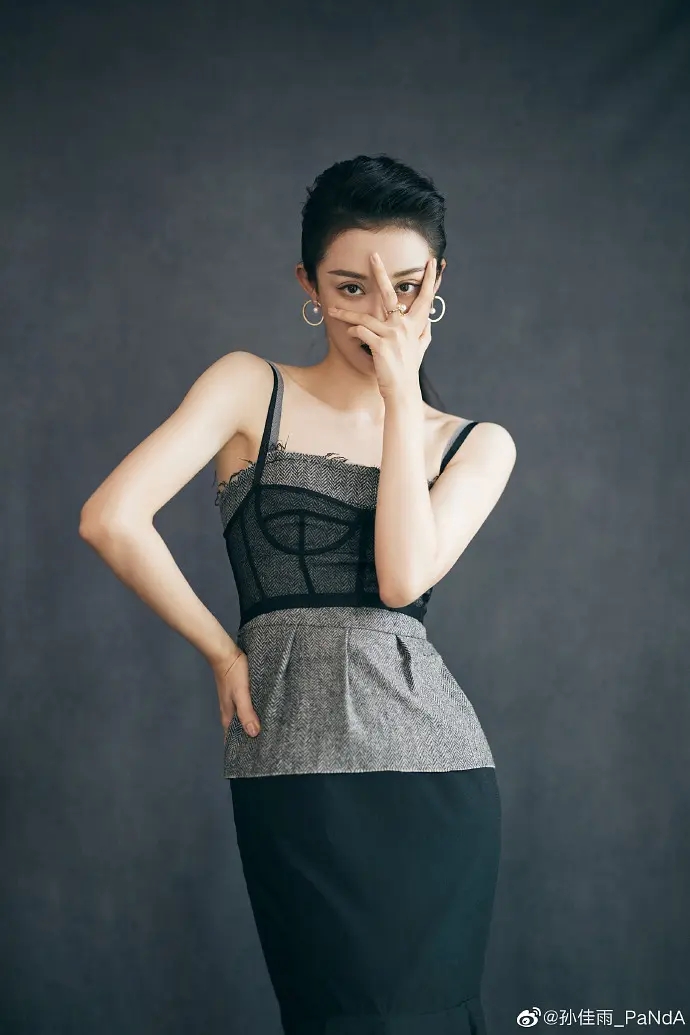 干练女人孙佳雨时尚霸气图片  第5张