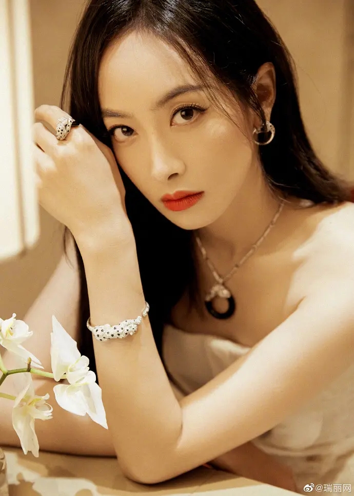 金鹰女神宋茜优雅知性美写真  第1张