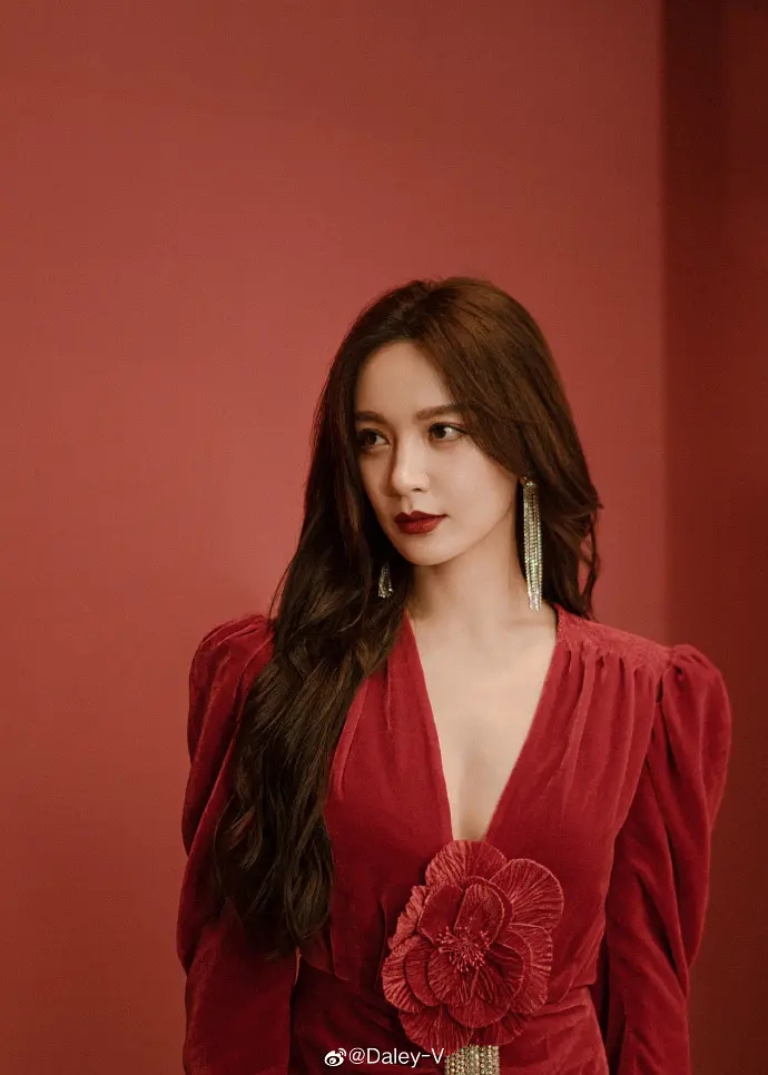 性感女郎施诗惹火美女套图  第1张