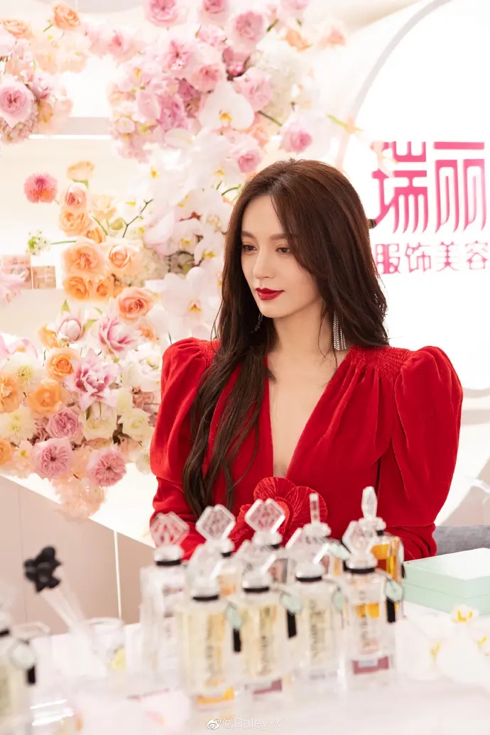 性感女郎施诗惹火美女套图  第8张