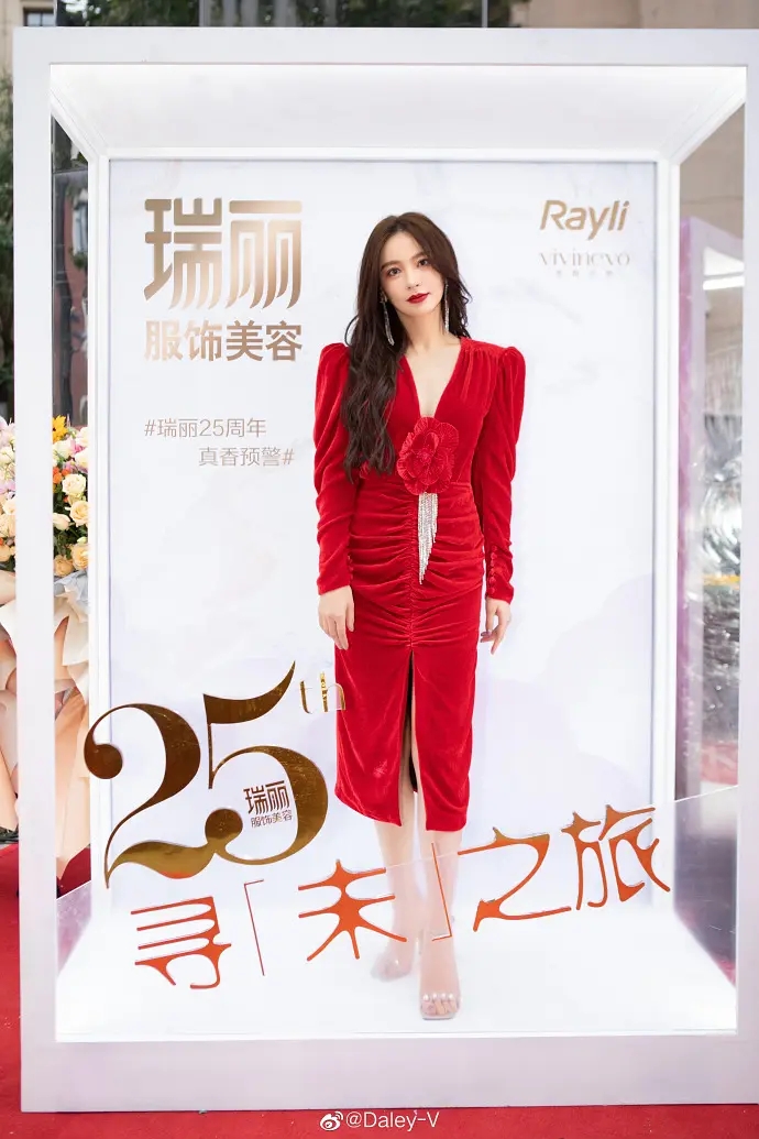 性感女郎施诗惹火美女套图  第9张