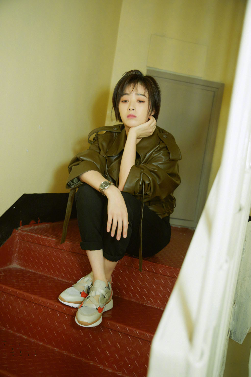 蒋欣短发皮衣酷美写真图片  第2张