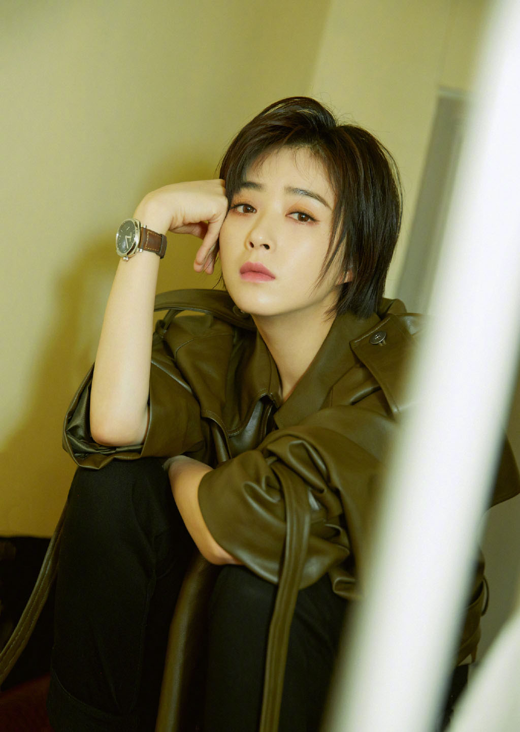 蒋欣短发皮衣酷美写真图片  第6张