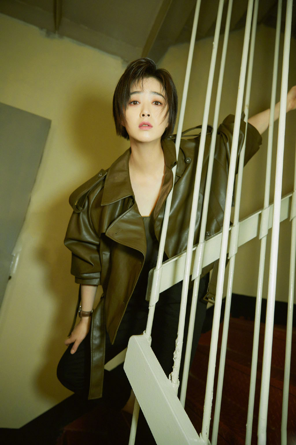 蒋欣短发皮衣酷美写真图片  第7张