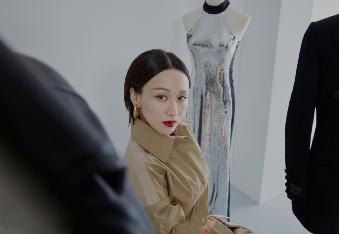 练练性感干练气质写真图片  第3张