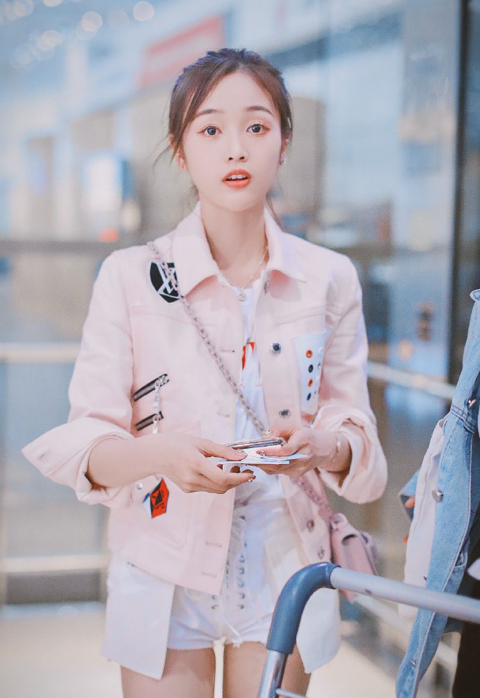 吴宣仪粉嫩甜美机场街拍图片  第3张