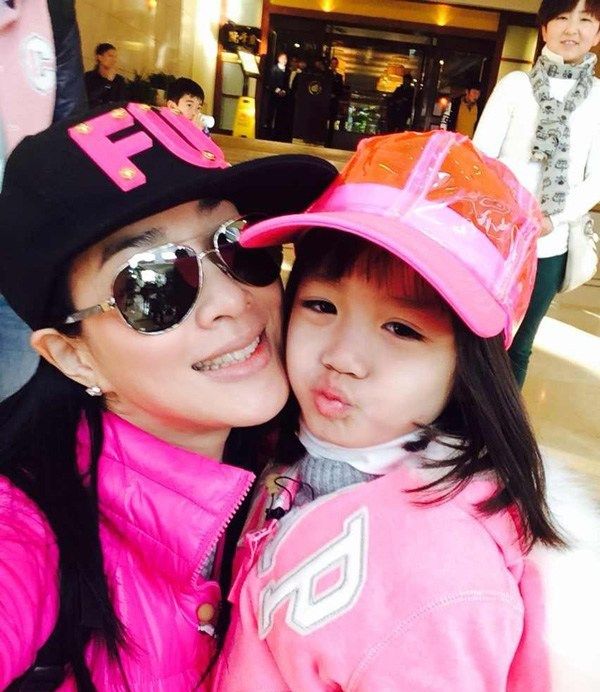 钟丽缇晒与女儿考拉萌照 着亲子装似姐妹  第2张