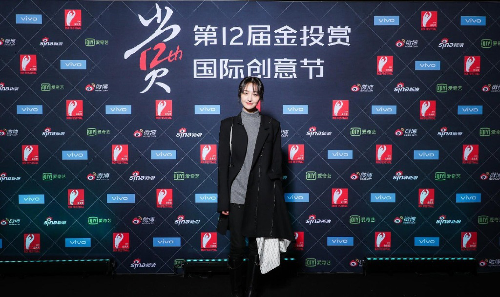 郑爽黑色西装性感活动照图片  第5张