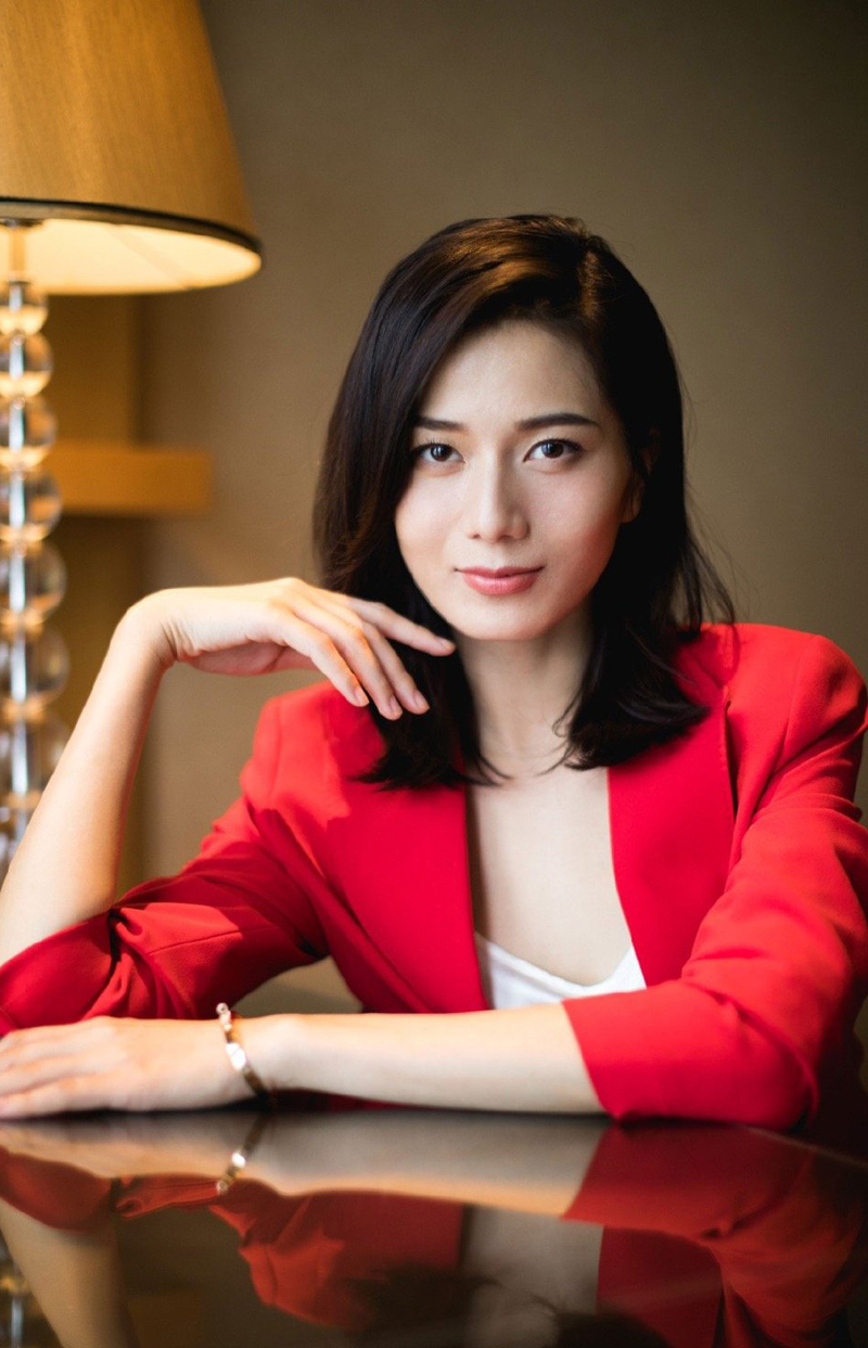 彭杨清爽干练西装写真图片  第2张