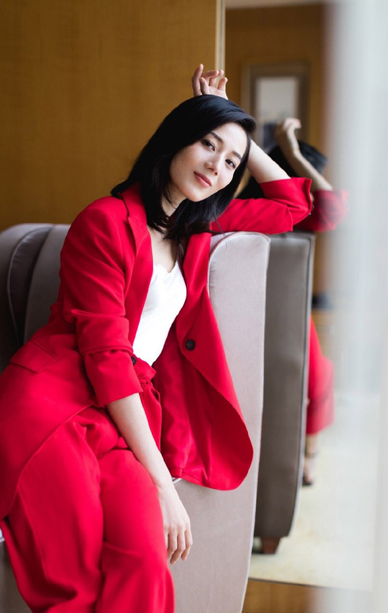 彭杨清爽干练西装写真图片  第3张