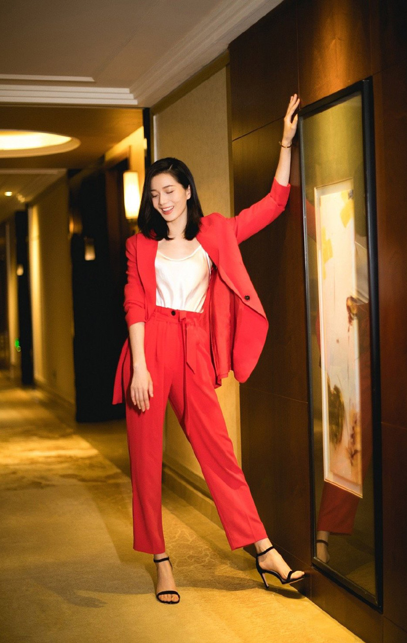 彭杨清爽干练西装写真图片  第5张