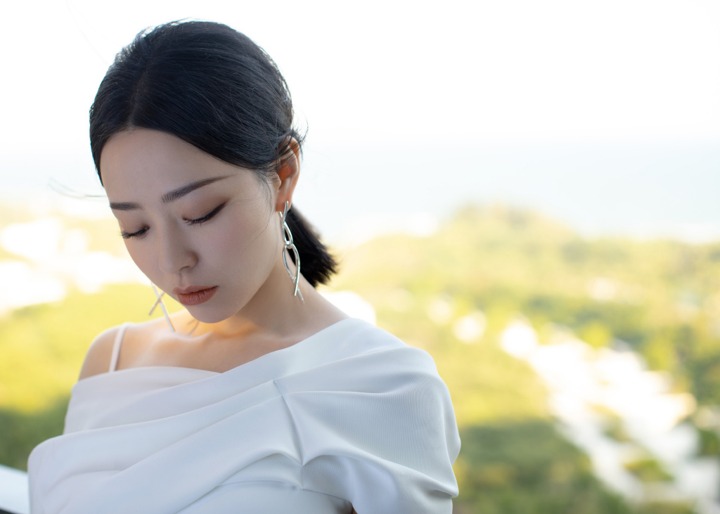 张靓颖纯白优雅时尚写真图片  第4张
