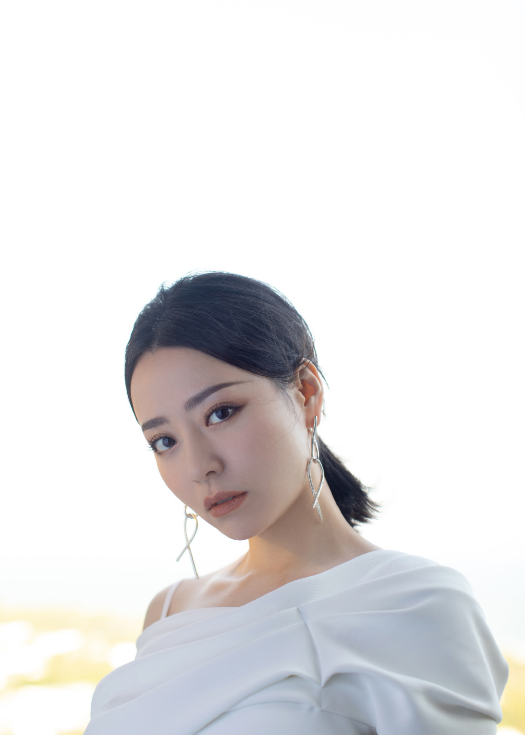 张靓颖纯白优雅时尚写真图片  第2张