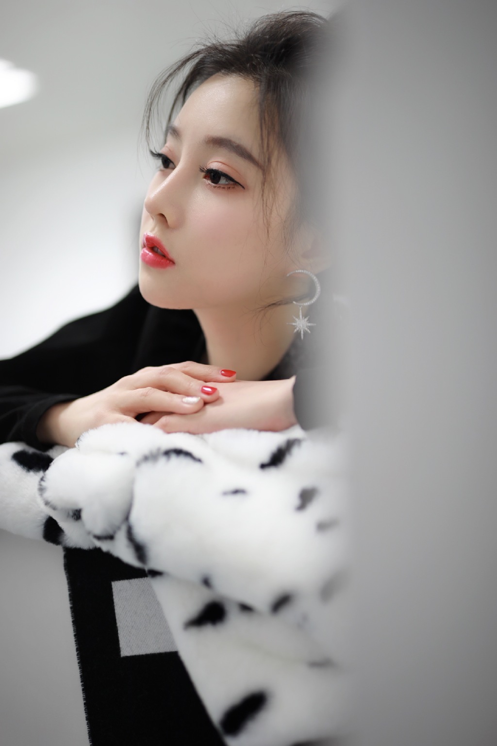 冯提莫甜酷俏皮写真图片  第2张