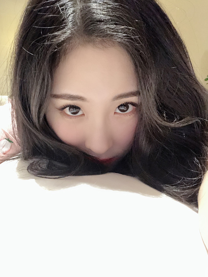 张碧晨清新俏皮自拍照图片