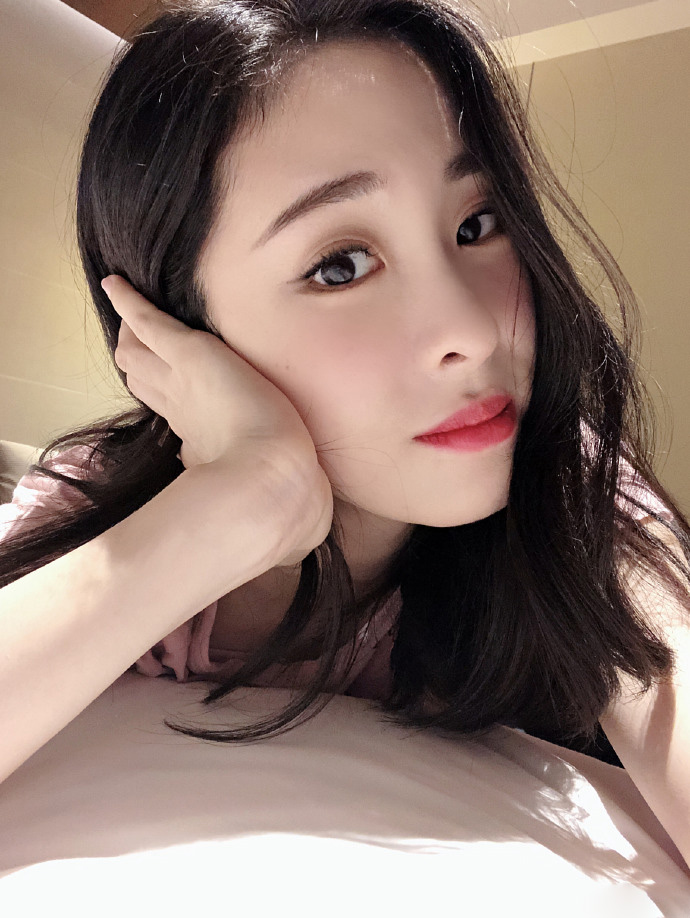 张碧晨清新俏皮自拍照图片  第2张