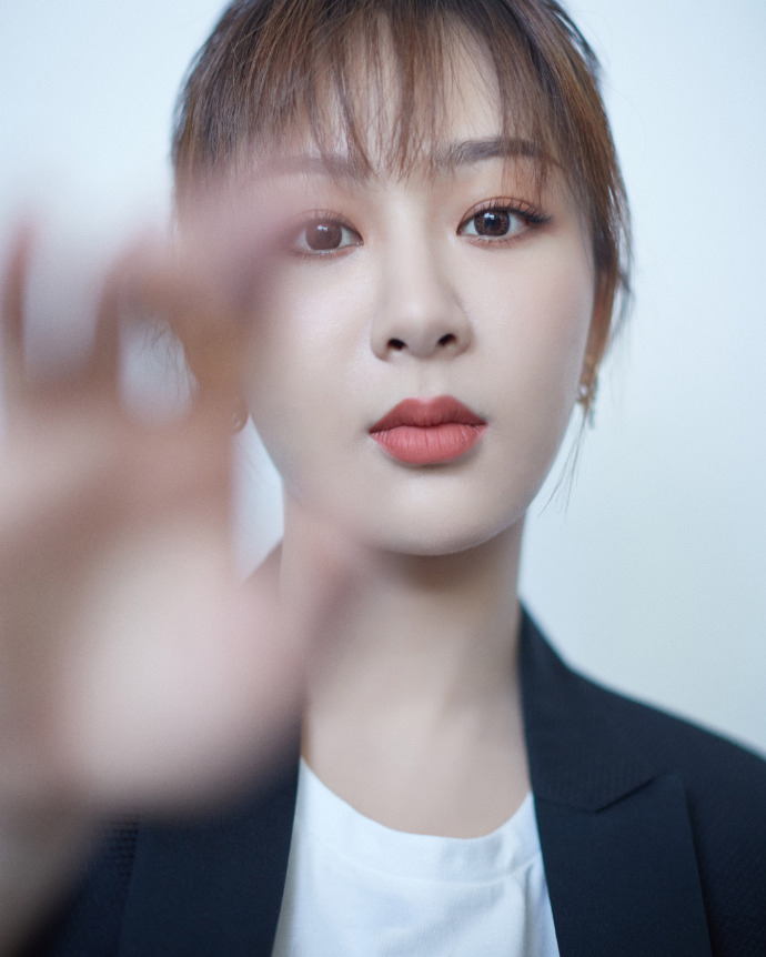 杨紫亚洲影视周干练气质写真图片
