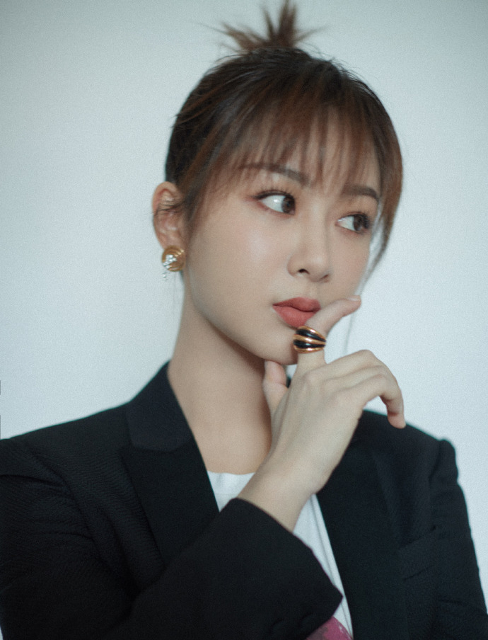 杨紫亚洲影视周干练气质写真图片  第3张