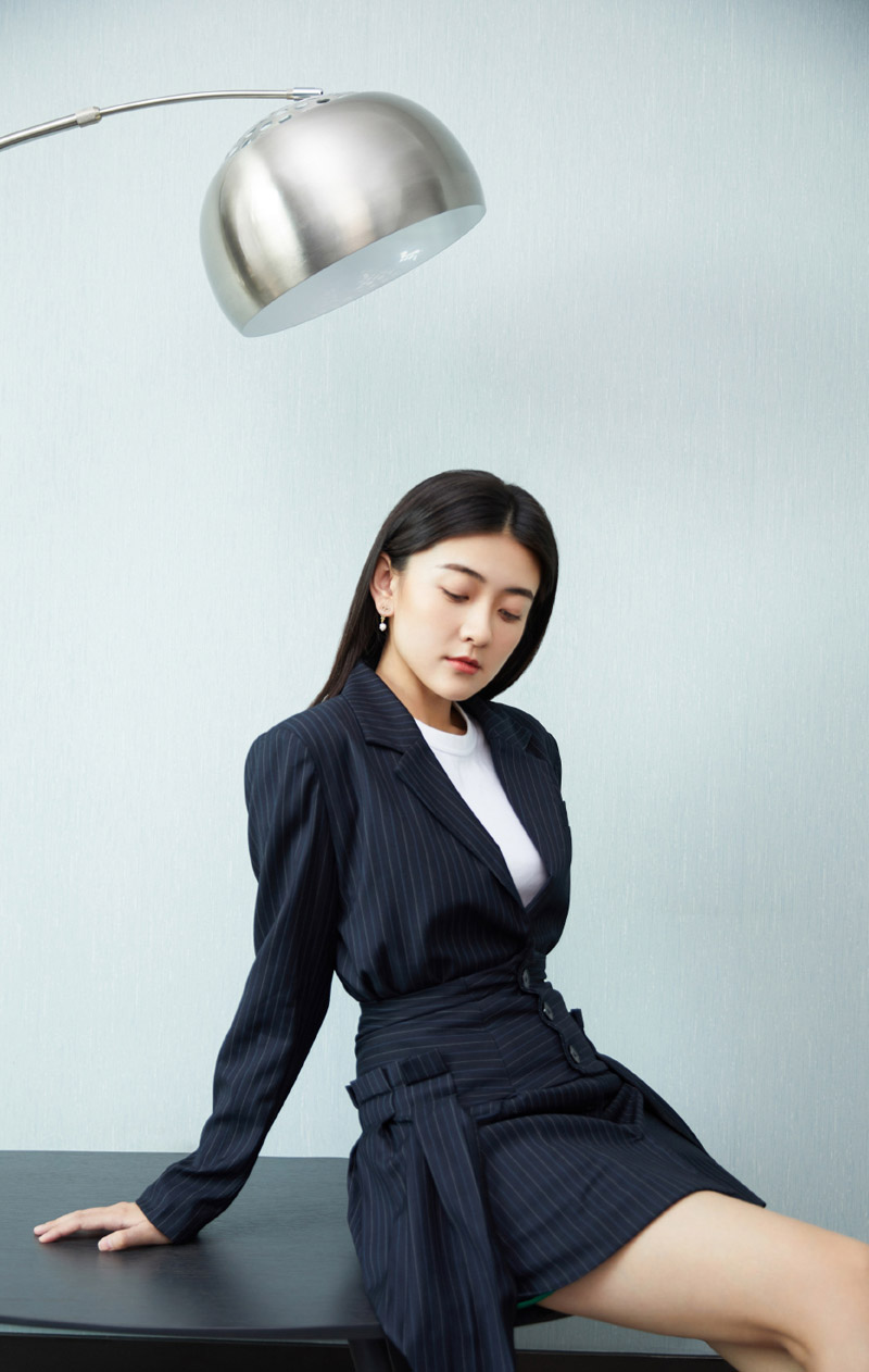 梁洁甜美干练西装写真图片
