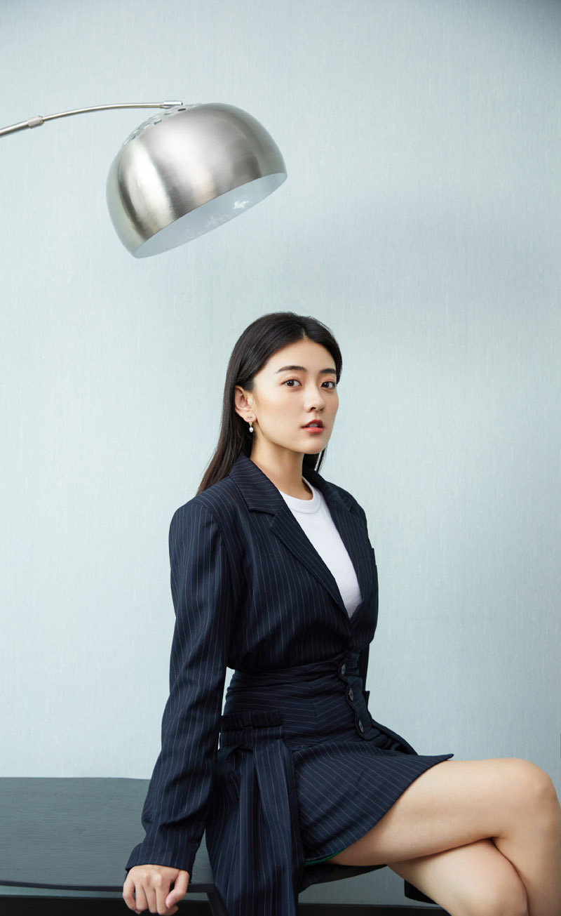 梁洁甜美干练西装写真图片  第2张