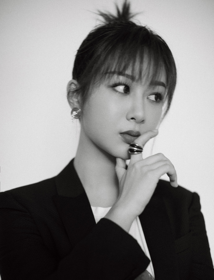 杨紫亚洲影视周干练气质写真图片  第2张