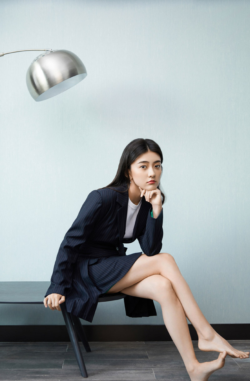 梁洁甜美干练西装写真图片  第3张