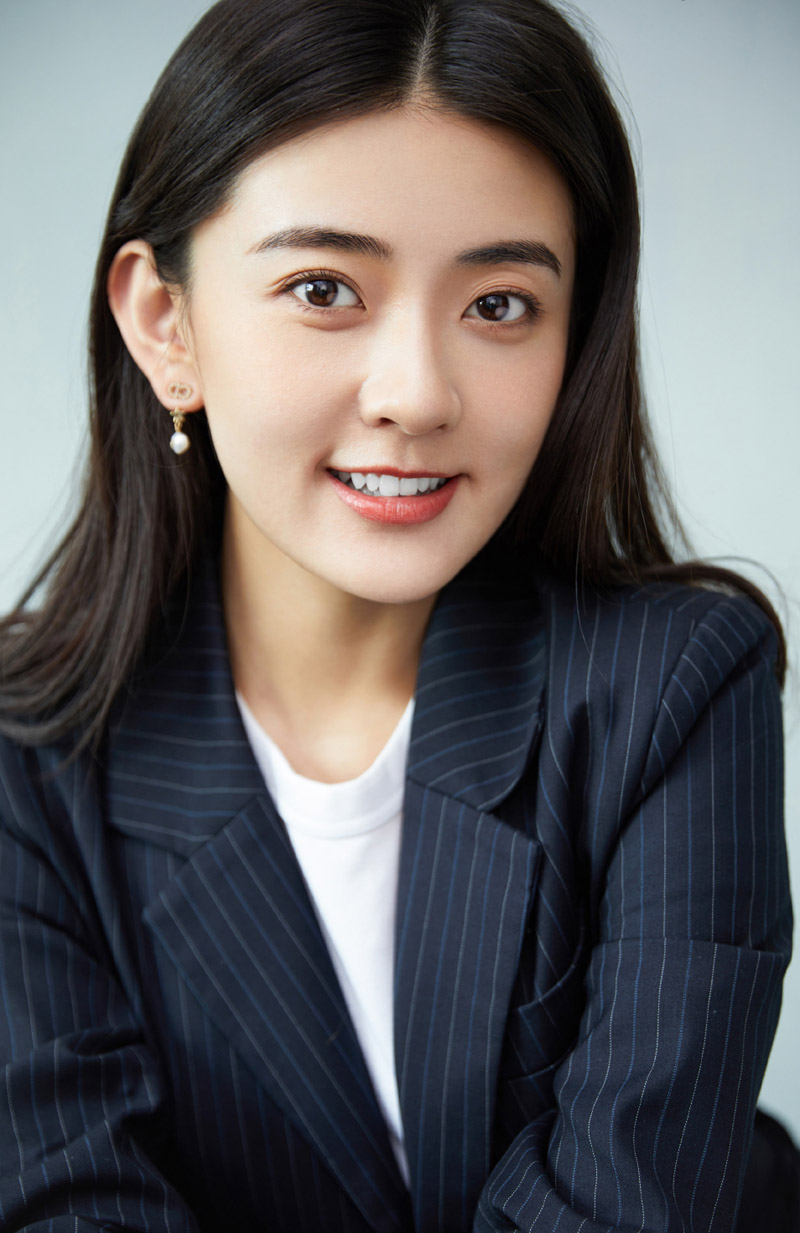 梁洁甜美干练西装写真图片  第5张