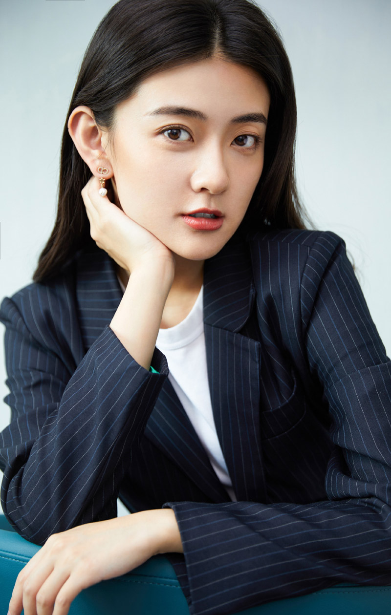 梁洁甜美干练西装写真图片  第6张