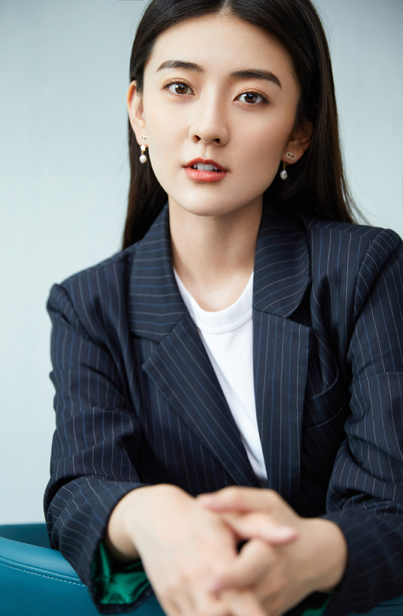梁洁甜美干练西装写真图片  第8张