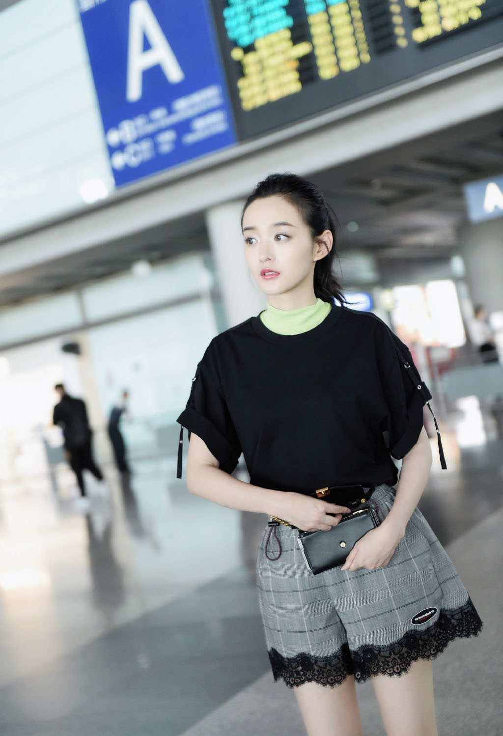 何泓姗清爽秀丽机场图片  第4张