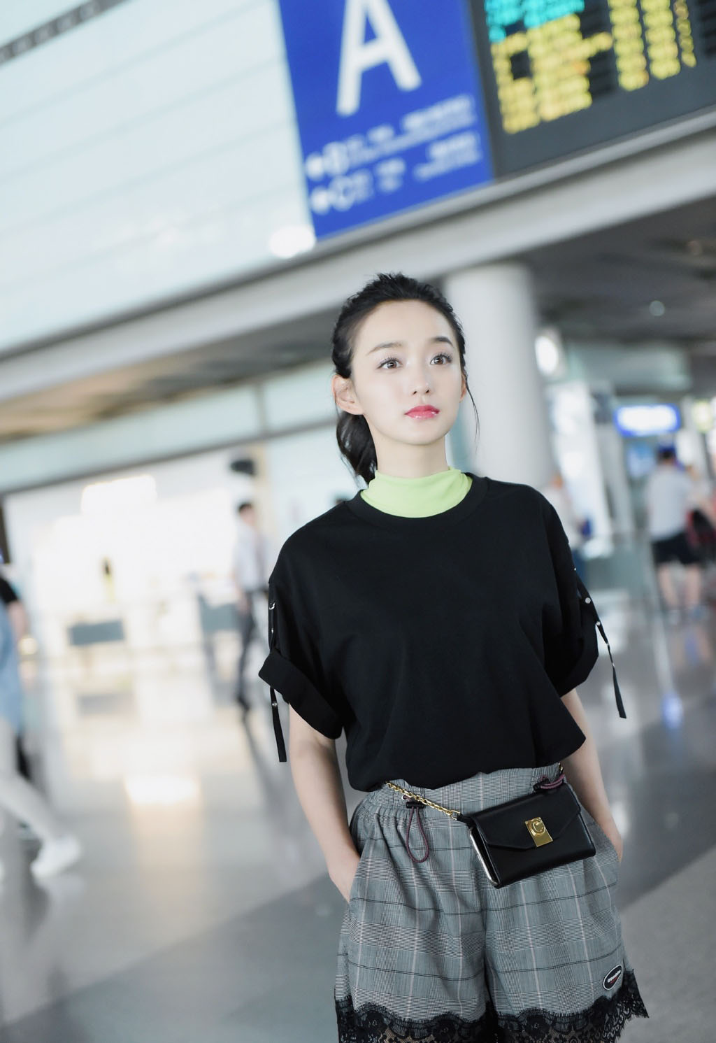 何泓姗清爽秀丽机场图片  第6张