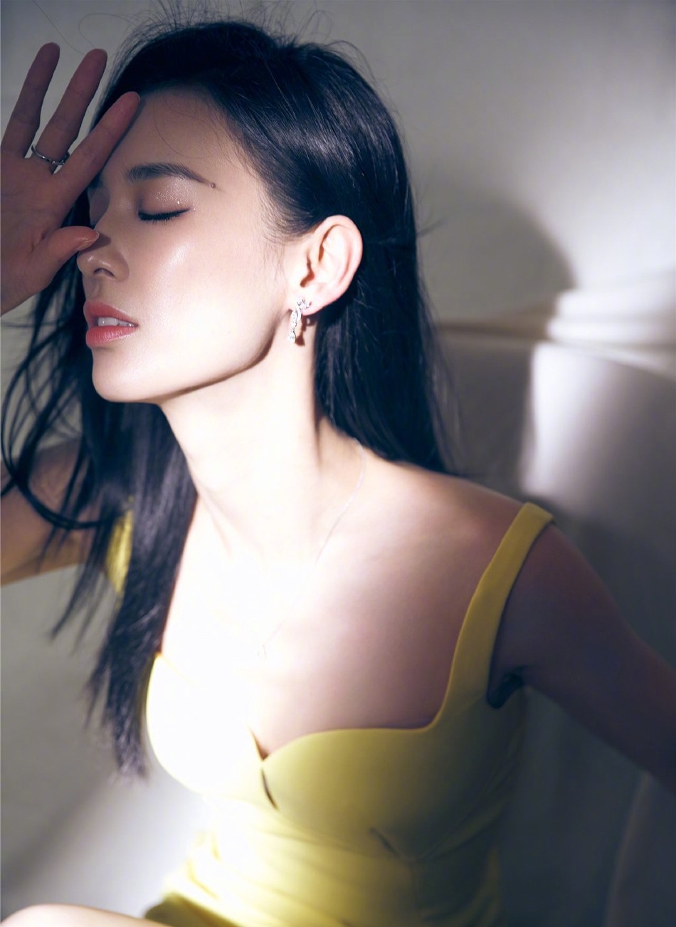 黄圣依高挑修身长裙优雅淡然写真图片