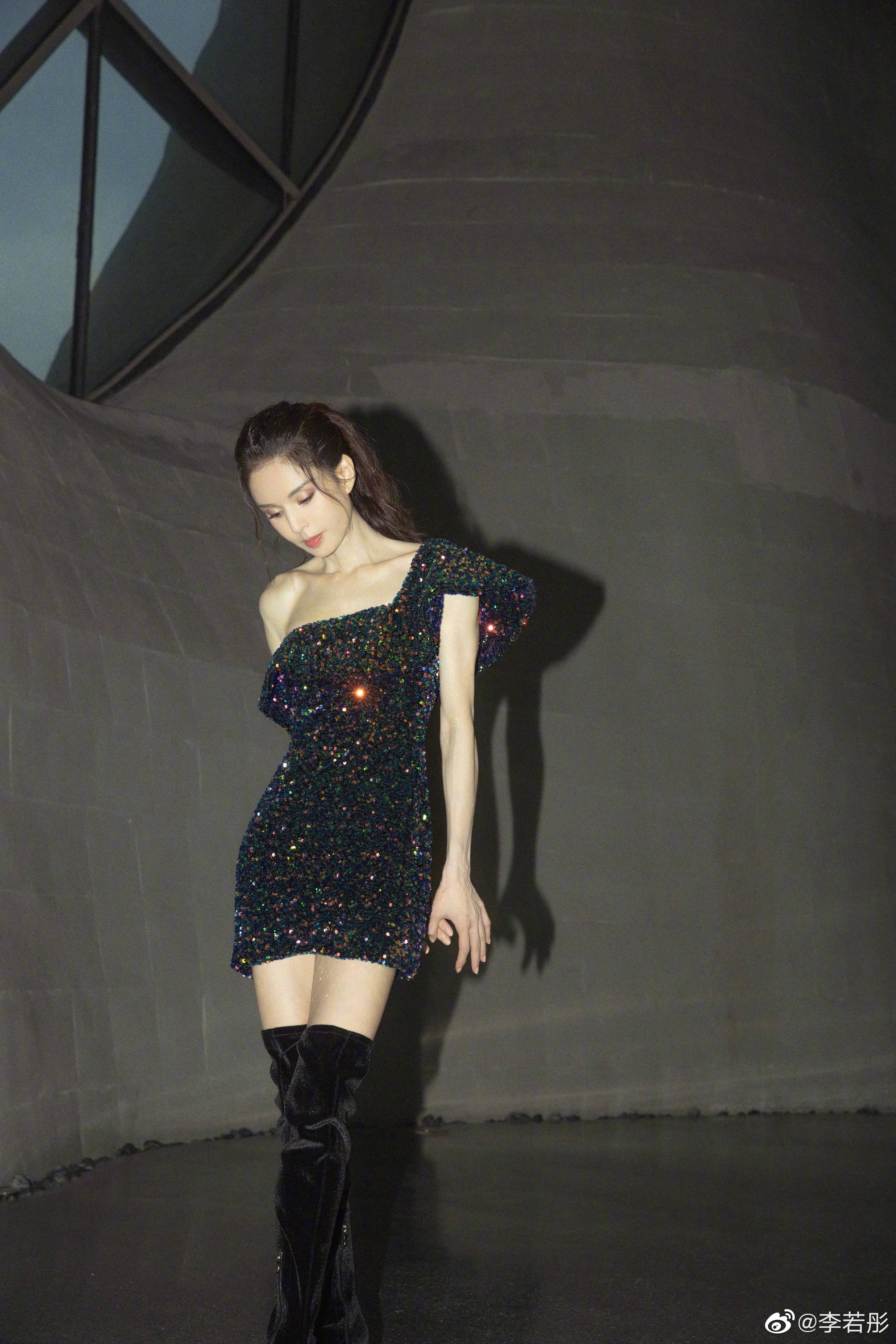 李若彤出席品牌活动图片，身材曲线绝了  第4张