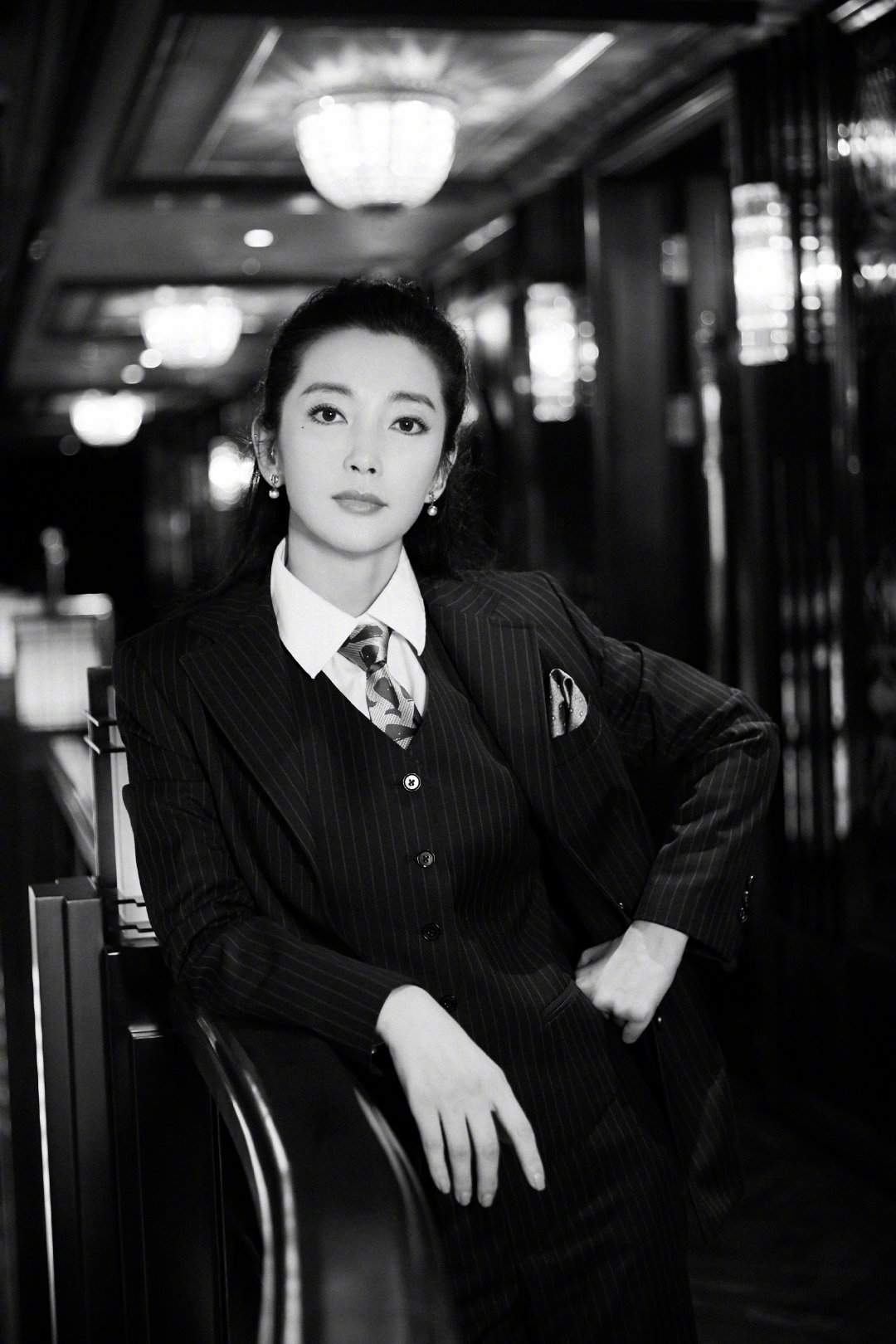 李冰冰《忘不了餐厅》节目暗纹西装造型，又帅又有型~  第4张