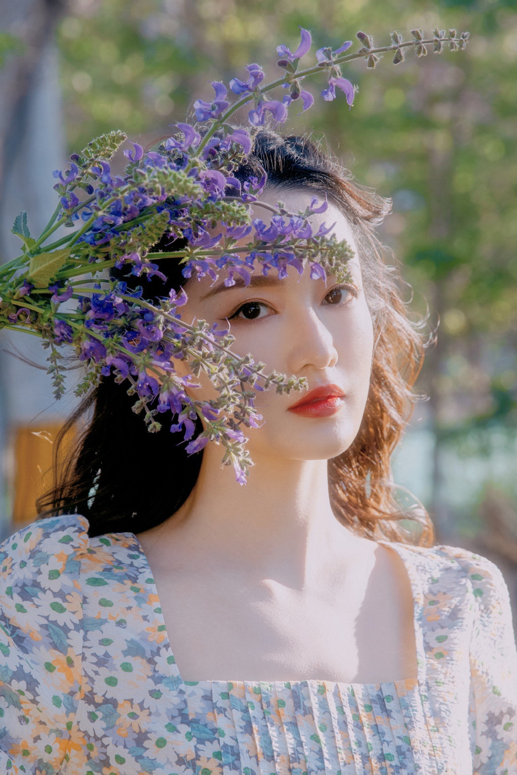 李沁户外唯美写真照 身着紫色碎花裙，薰衣草弥漫着清香港夏日气息~ ​​​​