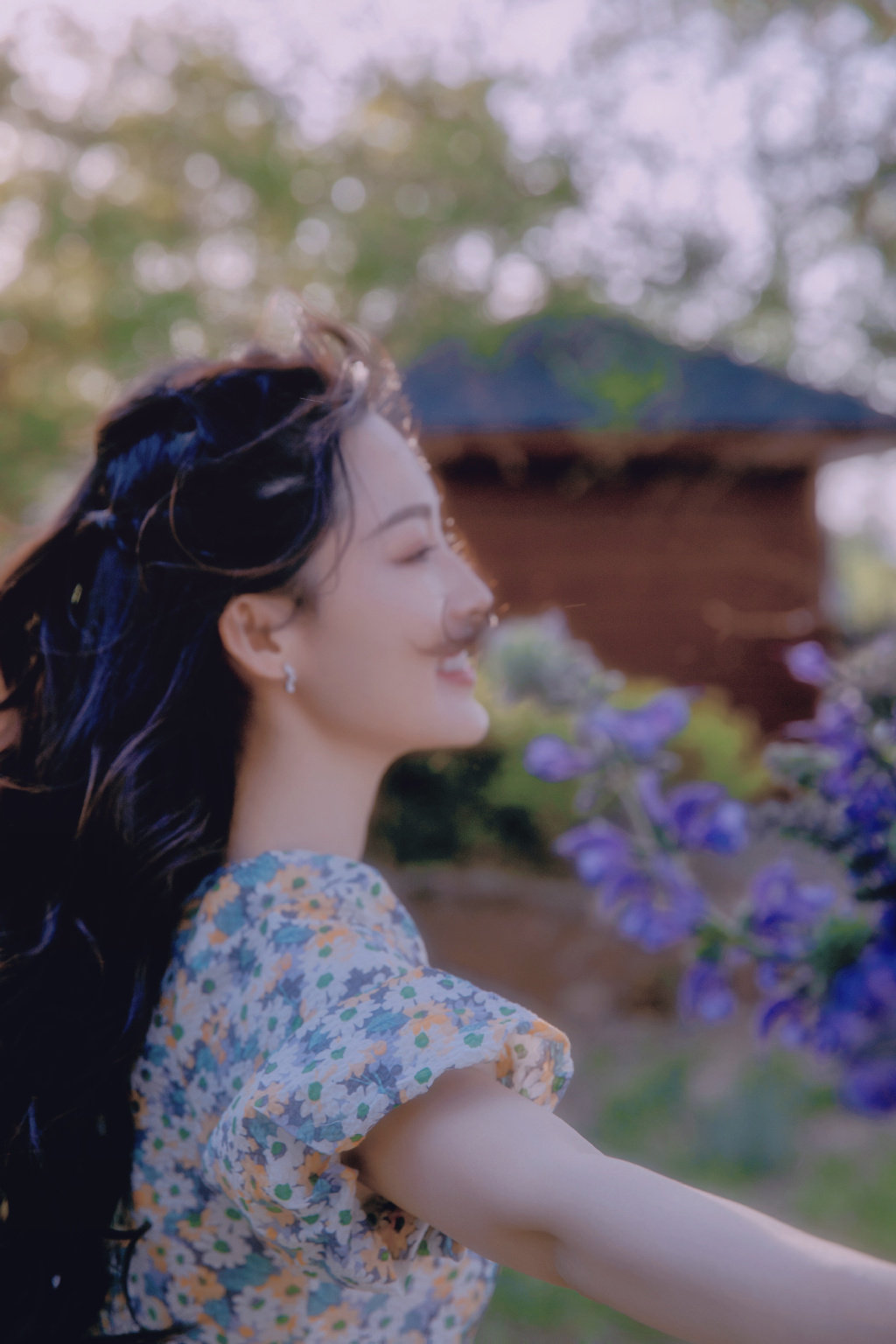 李沁户外唯美写真照 身着紫色碎花裙，薰衣草弥漫着清香港夏日气息~ ​​​​  第2张