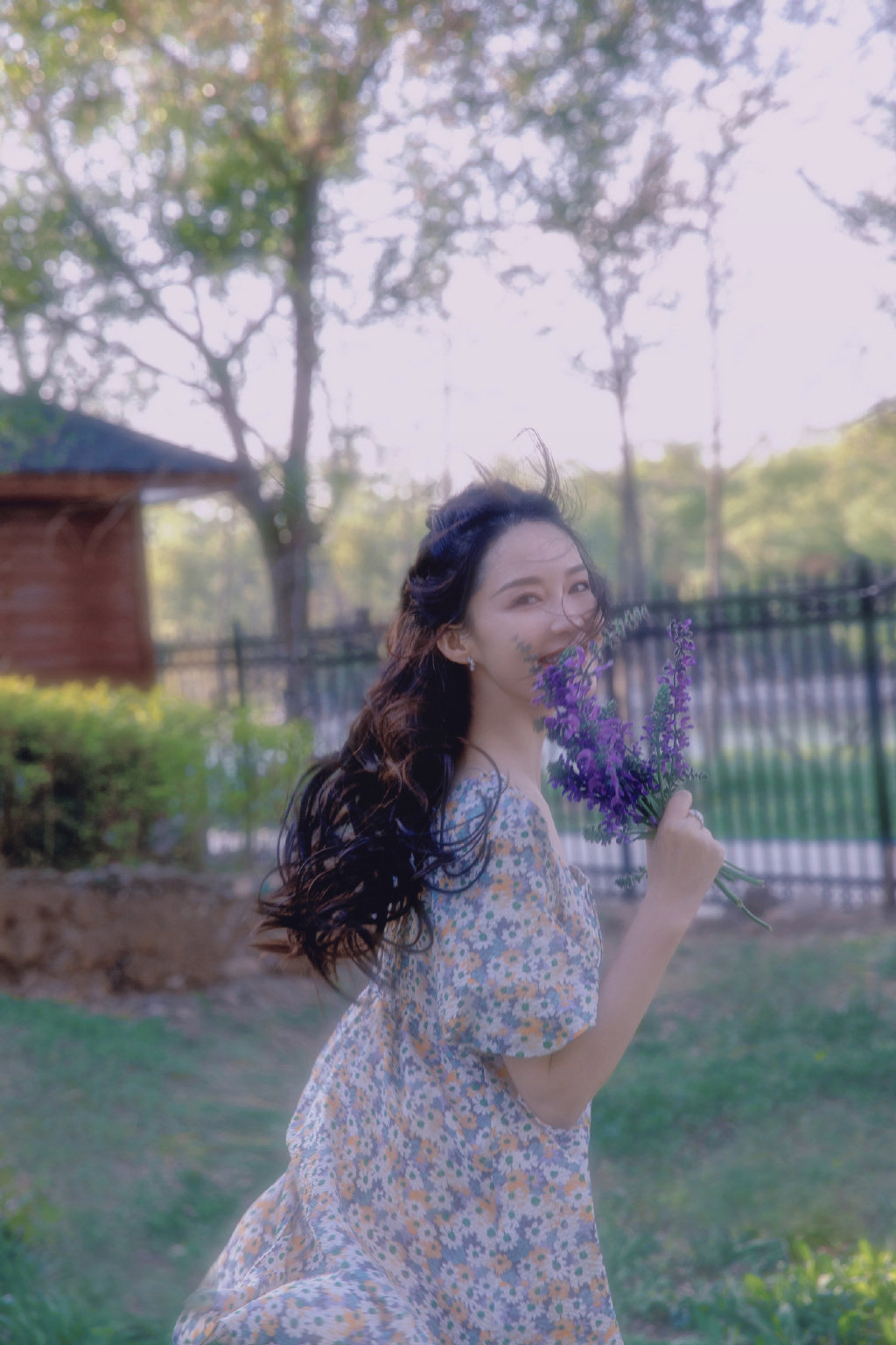 李沁户外唯美写真照 身着紫色碎花裙，薰衣草弥漫着清香港夏日气息~ ​​​​  第3张