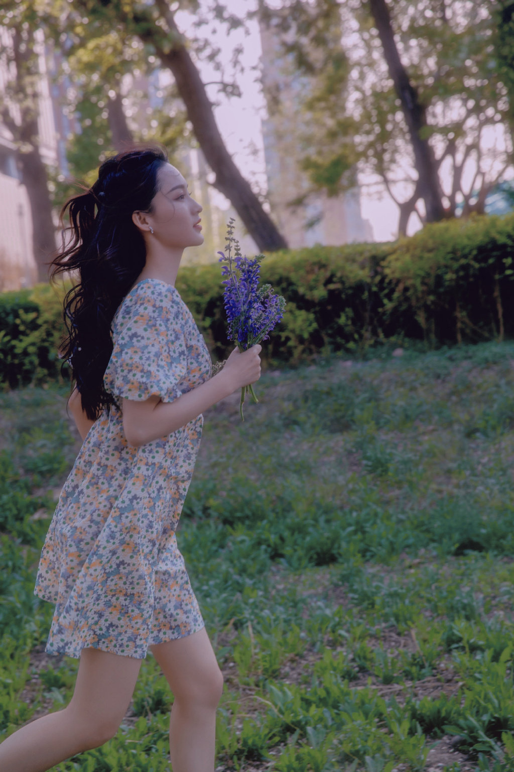 李沁户外唯美写真照 身着紫色碎花裙，薰衣草弥漫着清香港夏日气息~ ​​​​  第4张