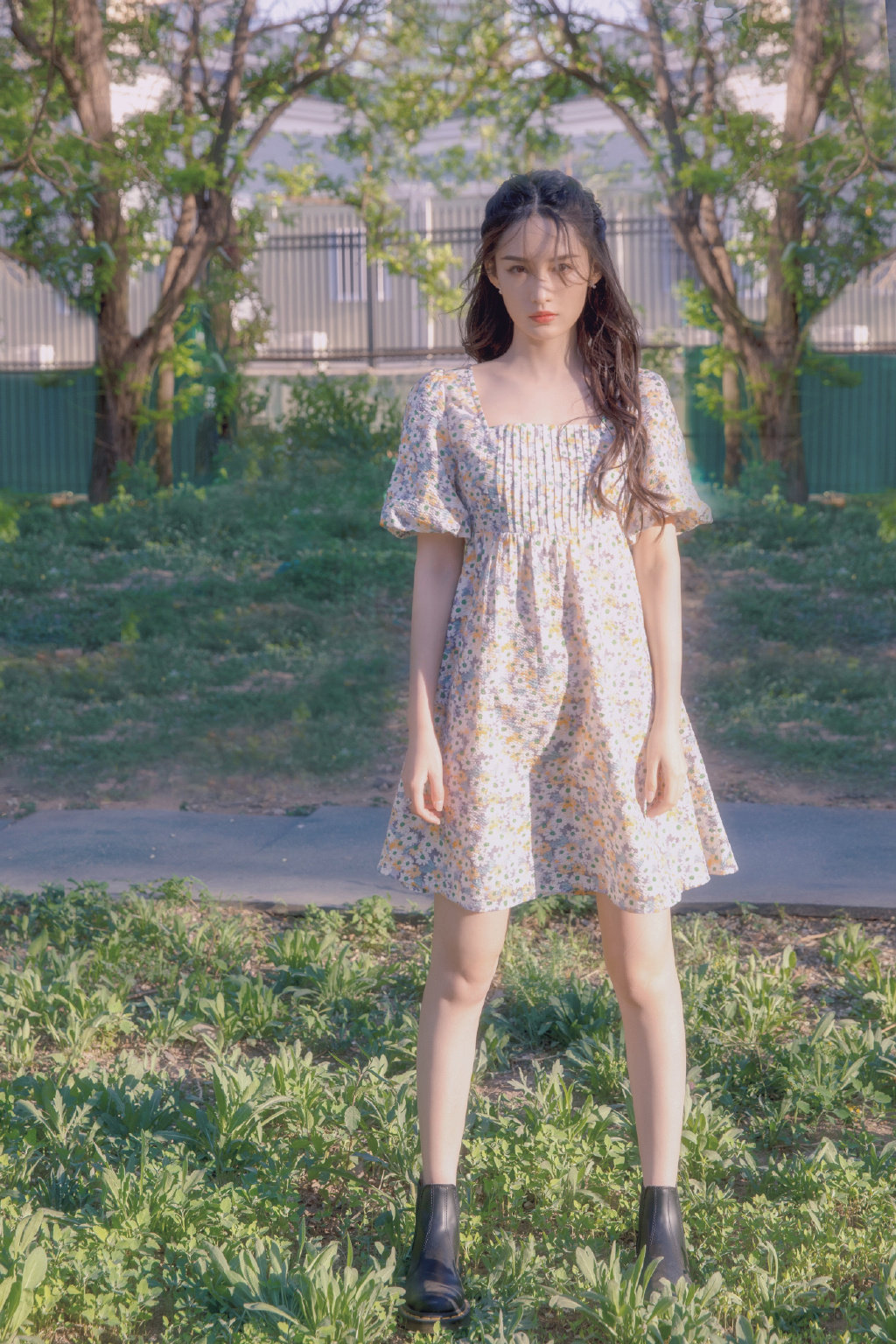 李沁户外唯美写真照 身着紫色碎花裙，薰衣草弥漫着清香港夏日气息~ ​​​​  第2张