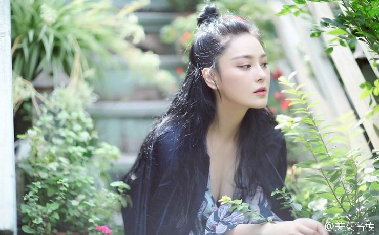 张馨予古装侠女照，特别耐看，越看越有味道。  第2张