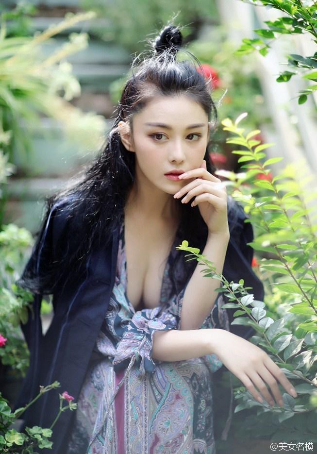 张馨予古装侠女照，特别耐看，越看越有味道。  第2张