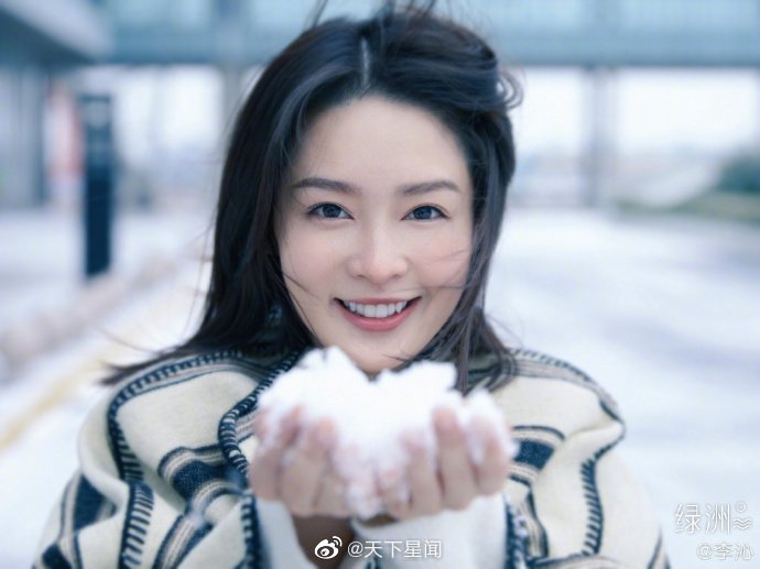 李沁绿洲对镜吹雪笑容甜美 白毛衣搭配牛仔裤似精灵