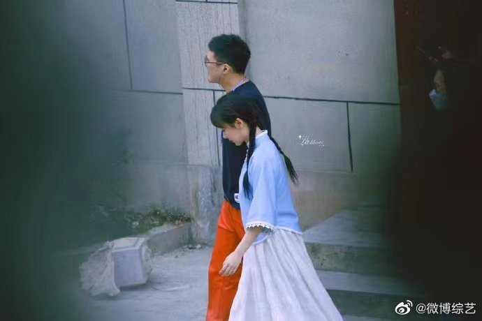 杨紫民国风麻花辫造型少女感满满 走路微提裙摆优雅有气质  第4张